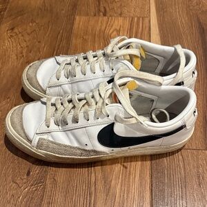 Nike White and Black Vintage Sneakers